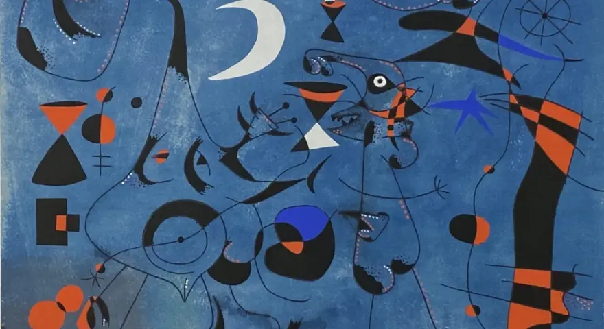 Un ciel bleu profond sert de toile à des créatures oniriques, typiques des œuvres surréalistes de Joan Miró. Formes abstraites, couleurs vives et lignes sinueuses composent ce tableau.