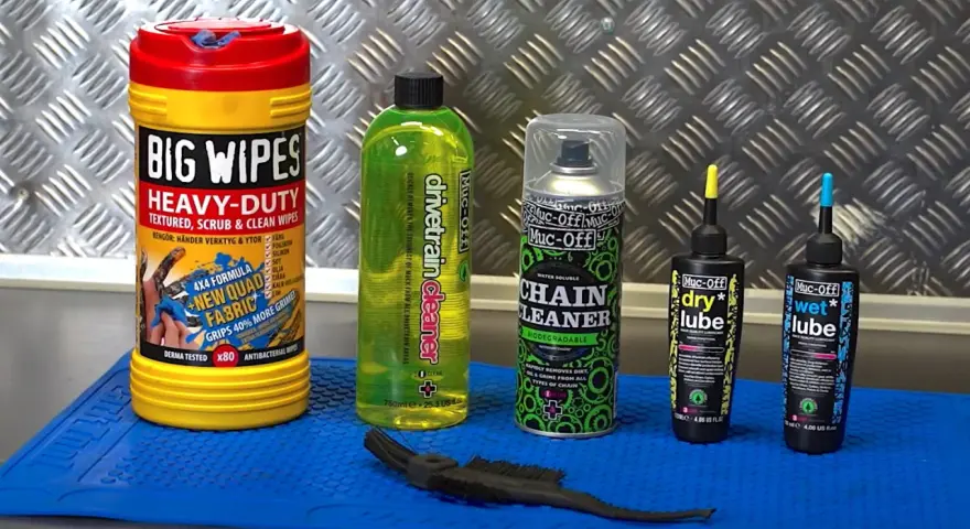 Produkter för avfettning av cykelkedja: rengöringsspray, torkdukar och smörjmedel.