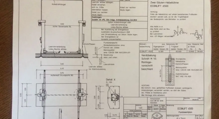 Plan fundamentu pod podnośnik dwukolumnowy ECONLIFT 6500, z wymiarami i detalami montażu.