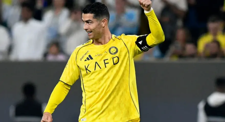 Cristiano Ronaldo celebra con el pulgar arriba vistiendo la camiseta amarilla de Al-Nassr SC.