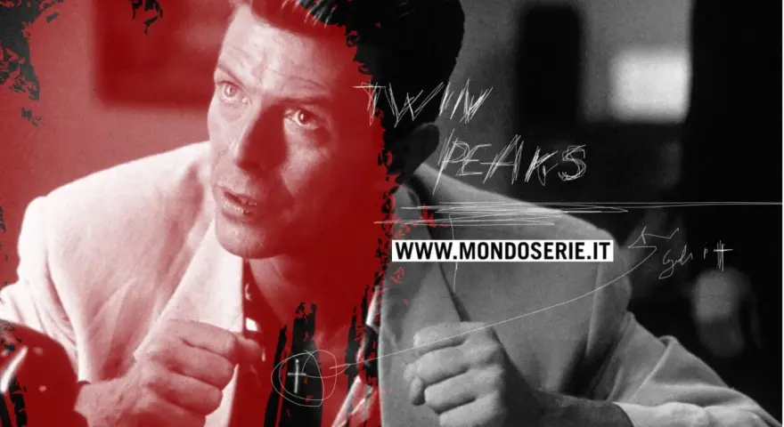 Primo piano di un uomo con un completo chiaro, con un effetto grafico che ricorda il velluto blu trama. Sopra, il logo "Twin Peaks".