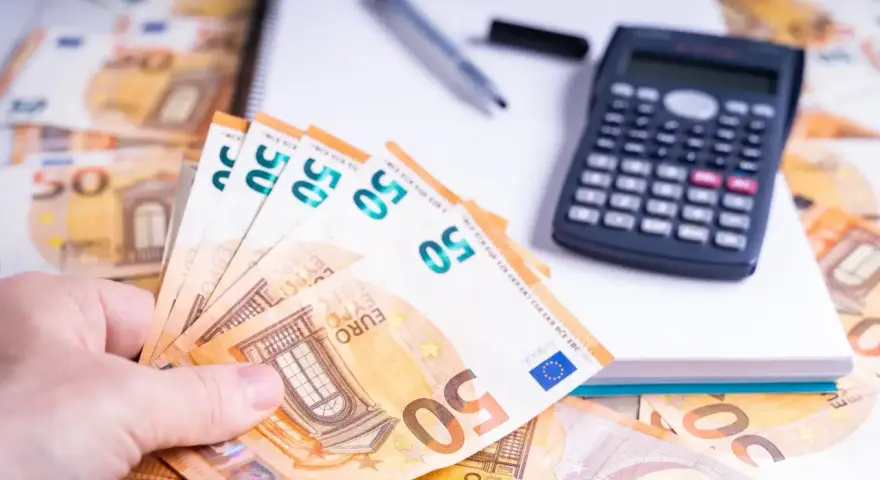 Ein Händchen hält 50-Euro-Scheine. Daneben liegen ein Taschenrechner und ein Notizbuch. Die Frage: bis wann muss man Unterhalt zahlen?