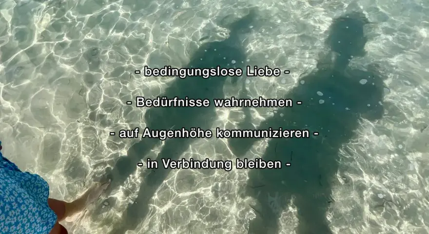 Schatten von zwei Menschen im klaren Wasser, die bedingungslos lieben, Bedürfnisse wahrnehmen, auf Augenhöhe kommunizieren und in Verbindung bleiben.