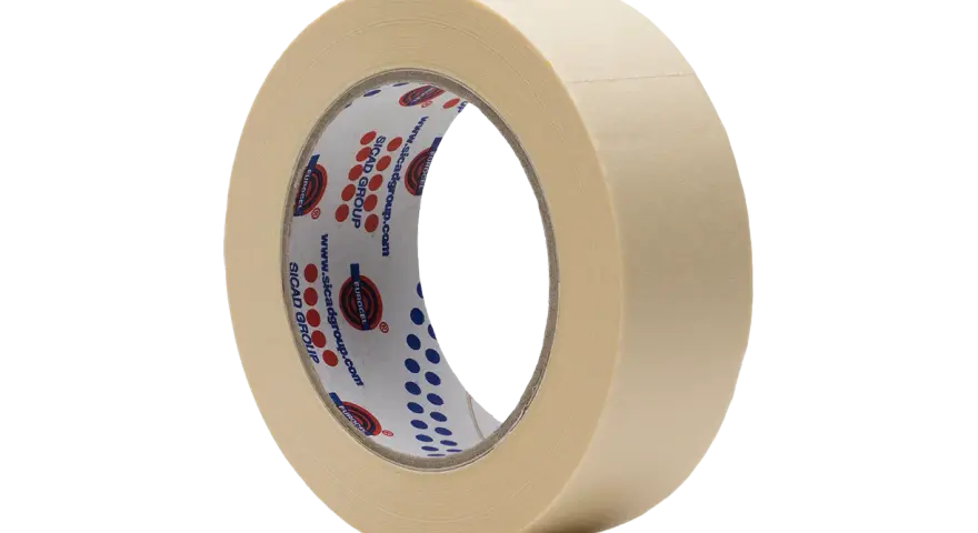 En rulle maskeringstejp på svart bakgrund. Tejpen är ljusbeige och har ett tryck med logotyper och webbadresser på insidan.