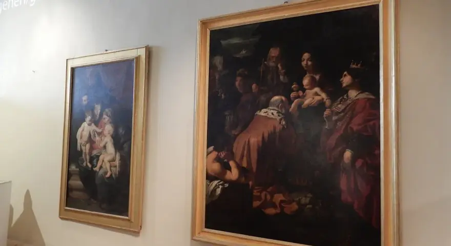 Dipinti religiosi e ritratti di famiglia nel museo d'arte per bambini Siena.