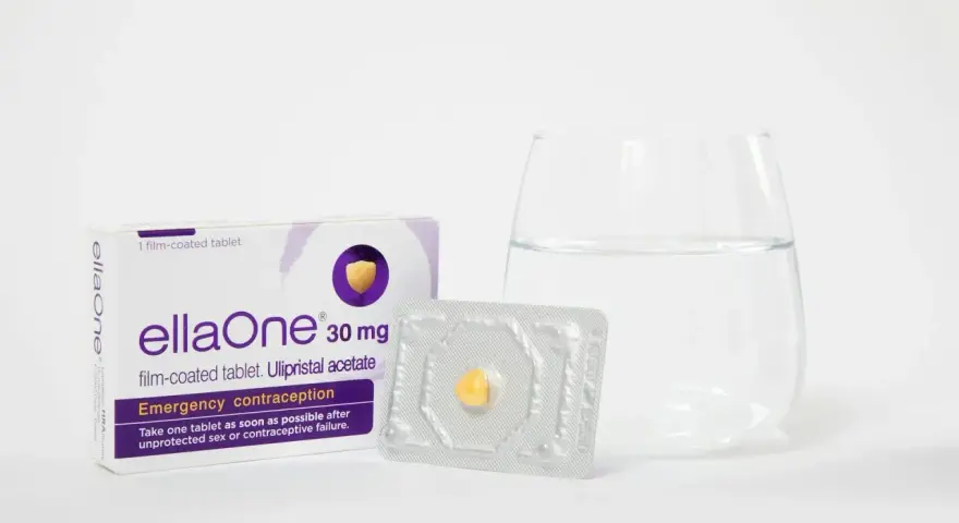 Tabletka ellaOne 30 mg, czyli jak działa tabletka dzień po. Opakowanie, blister z tabletką i szklanka wody.