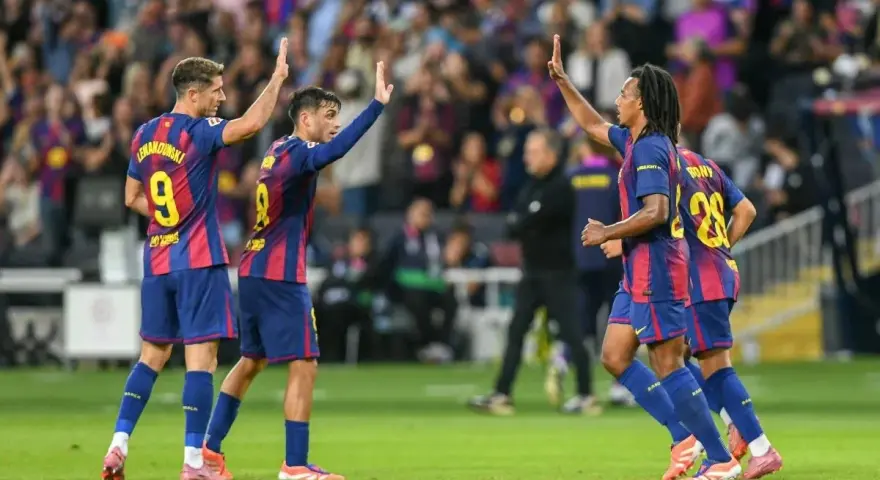 Piłkarze Barcelony świętują zwycięstwo. Lewandowski i koledzy z drużyny, gotowi na mecze Barcelony 2025, cieszą się na boisku.