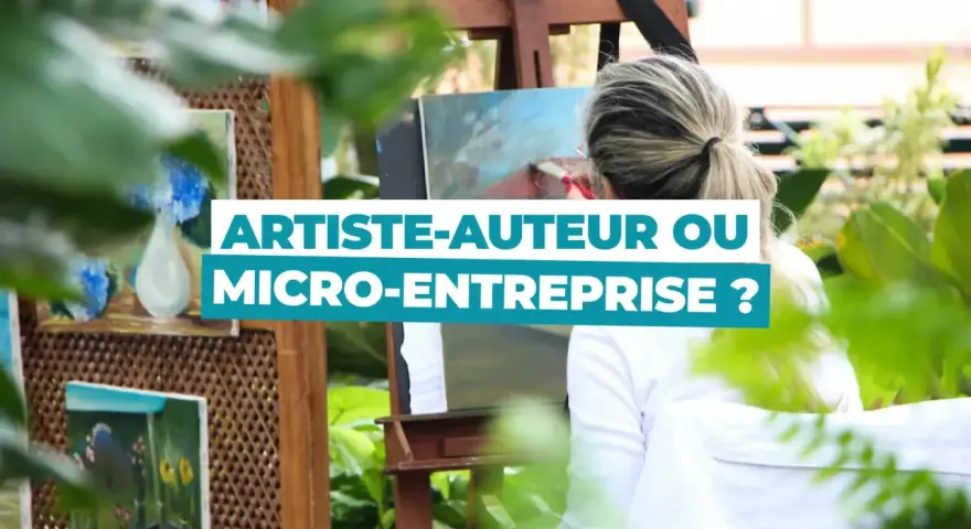Une artiste, en statut artiste libre, peint en extérieur. Le texte "ARTISTE-AUTEUR OU MICRO-ENTREPRISE ?" est superposé.