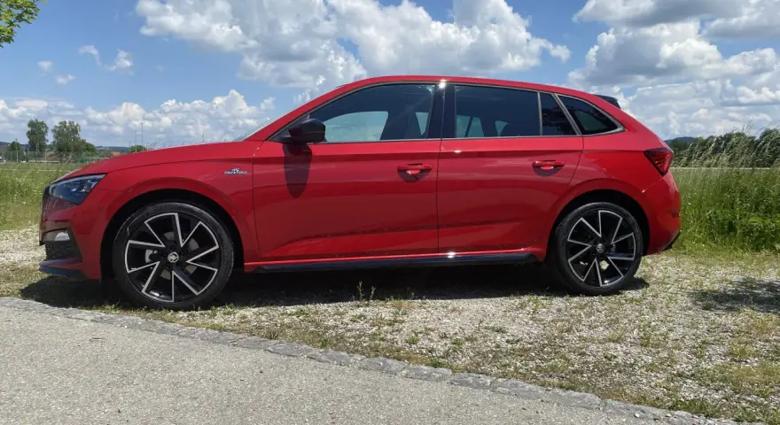 Roter Skoda Scala Monte Carlo, ein schickes Auto, das trotz seiner Eleganz auch Skoda Scala Probleme haben kann.
