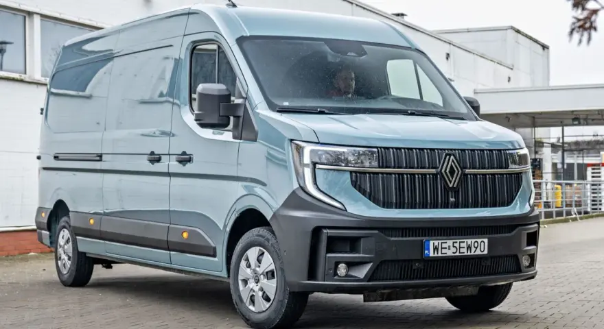 Nowy Renault Master w kolorze jasnoniebieskim, który bus ma największą ładowność? Ten model z pewnością oferuje dużo miejsca na ładunek.