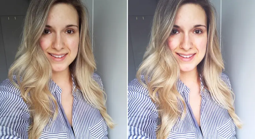 Uśmiechnięta blondynka w paski, pokazująca jak zrobić idealne selfie. Dwa ujęcia tej samej dziewczyny, lekko różniące się kątem.
