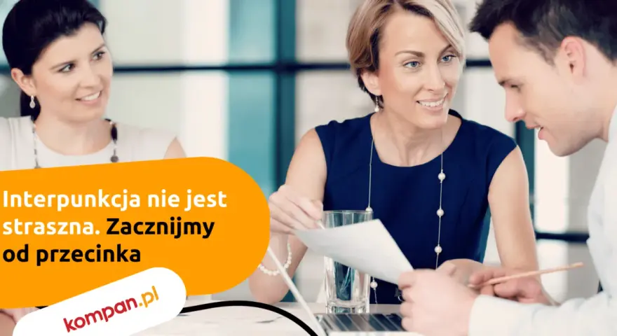 Trzy osoby dyskutują przy biurku. Kobieta w granatowej sukience podaje dokumenty, a napis głosi: "Interpunkcja nie jest straszna. Zacznijmy od przecinka".