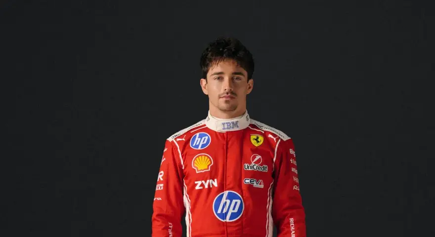 Charles Leclerc, piloto de Ferrari, luce su traje de carreras rojo. Su edad es un misterio para algunos, pero su talento es innegable.