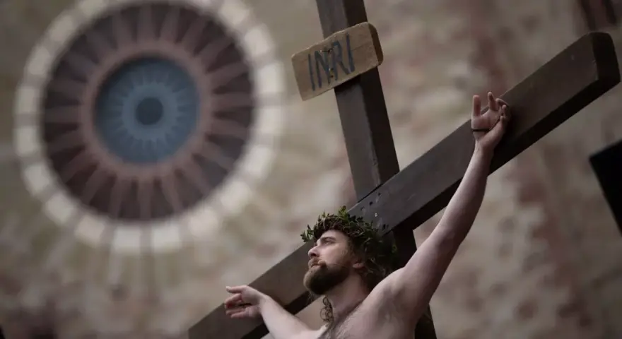 Mann mit Dornenkrone am Kreuz, INRI-Tafel. Der Karfreitag, dessen Namensherkunft auf die Passion Christi zurückgeht, wird hier eindrücklich dargestellt.