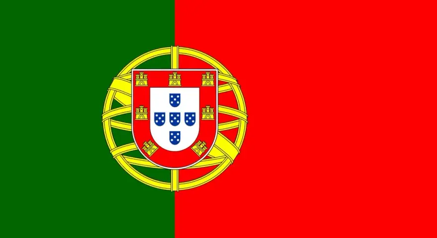 Flaga Portugalii z zielono-czerwonym podziałem i tarczą herbową z zamkami i tarczkami z pięcioma niebieskimi tarczkami.
