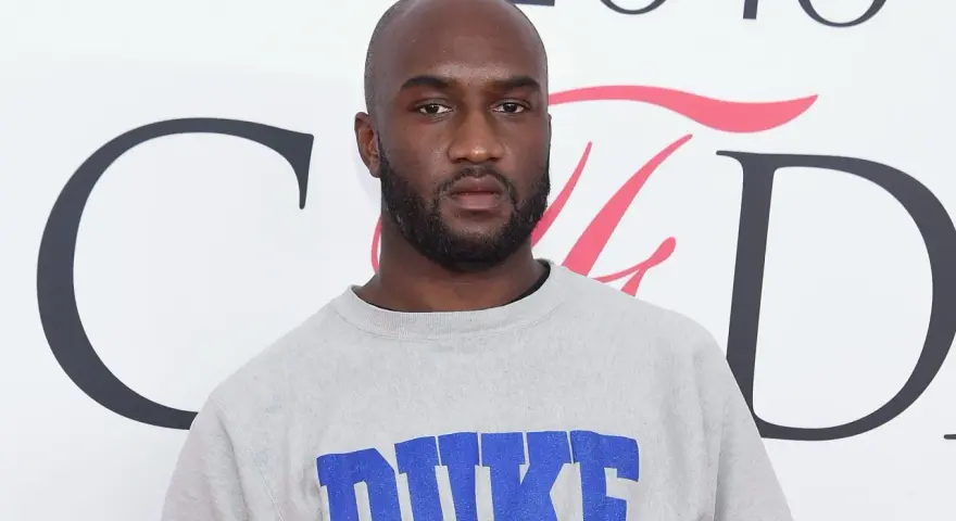 Virgil Abloh, stilista di Louis Vuitton, con una felpa grigia con scritta "Duke".