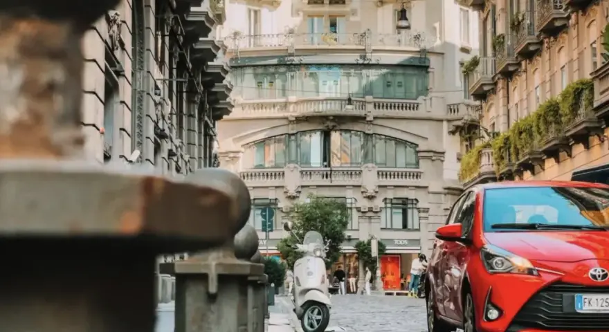 Deposito bagagli Via Toledo Napoli: prezzi, orari e sicurezza