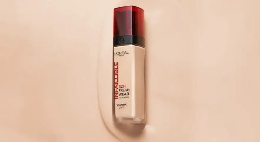 Flacon de fond de teint L'Oréal Infaillible 32H Fresh Wear, pour un maquillage bonne mine éclatant et longue tenue.