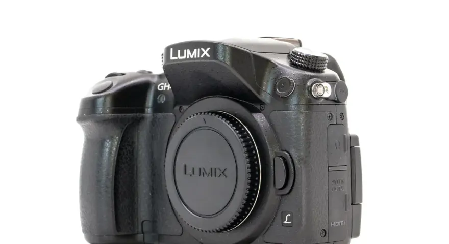 Czarny aparat Panasonic Lumix GH4 z obiektywem Lumix.