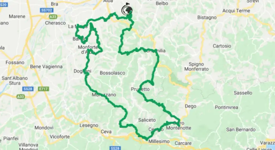 Un itinerario in Piemonte che attraversa borghi come Monforte d'Alba, Bossolasco e Millesimo, con un percorso tortuoso tra colline verdi.