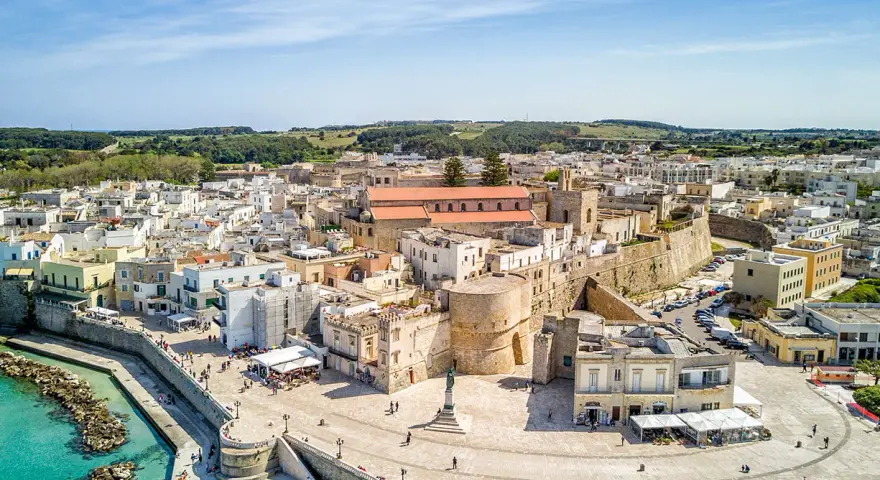 Vista aerea di Otranto, con il castello, la cattedrale e il mare turchese. Un'ottima idea per cosa vedere a Otranto in un giorno.