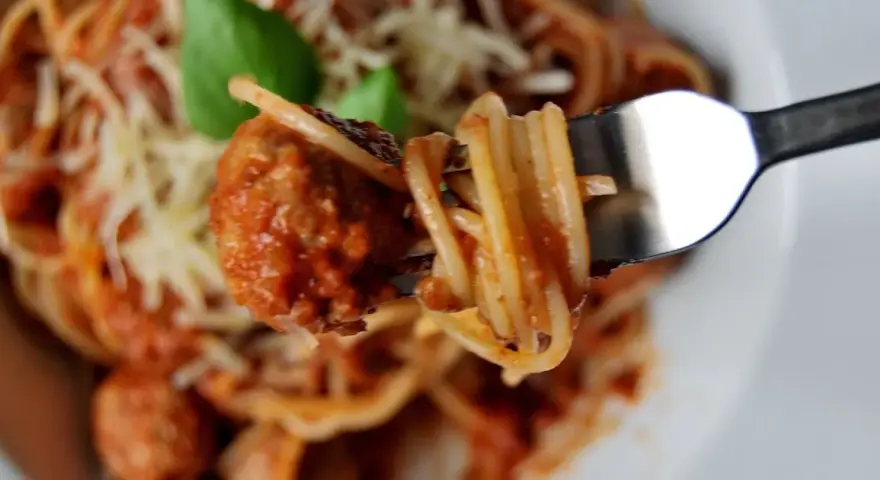 Przepis na spaghetti z klopsikami po włosku, który zachwyci każdego