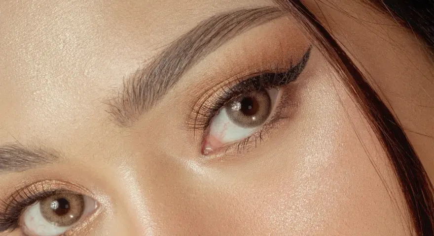 Un œil maquillé avec un trait d'eye-liner précis. Mon crayon pour les yeux ne marque pas, mais ce regard est intense.