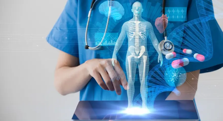 Lekarz analizuje hologram ciała, serca i mózgu. Zastanawia się, ile trwa scyntygrafia kości, by postawić diagnozę.