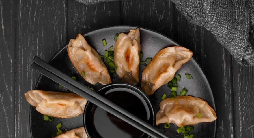 Pyszne pierogi z kimchi, idealne do maczania w sosie. Zobacz nasz przepis na te pikantne pierożki!