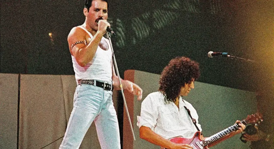Freddie Mercury śpiewa, a Brian May gra na gitarze podczas legendarnego występu Queen na Live Aid 1985.