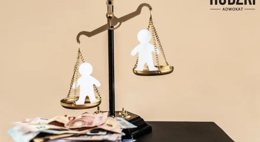Waga szalkowa z papierowymi ludzikami i stosem pieniędzy. Gdy skarga pauliańska nie działa, prawo chroni wierzycieli.