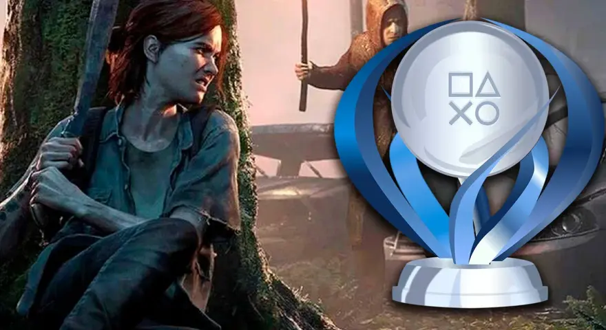 Ellie, con un machete, se esconde tras un árbol. Al fondo, un personaje con antorcha y el trofeo platino de The Last of Us 2.
