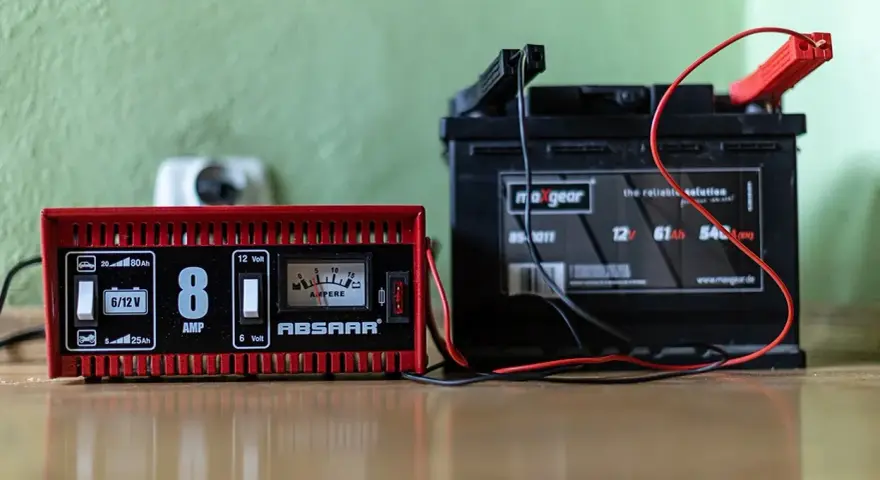 Ile kosztuje dobry prostownik? Uniknij błędów, wybierz mądrze!