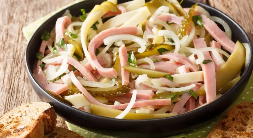 Sałatka z mortadeli z ogórkiem kiszonym, cebulą i serem. Pyszna i sycąca, idealna na szybki lunch.
