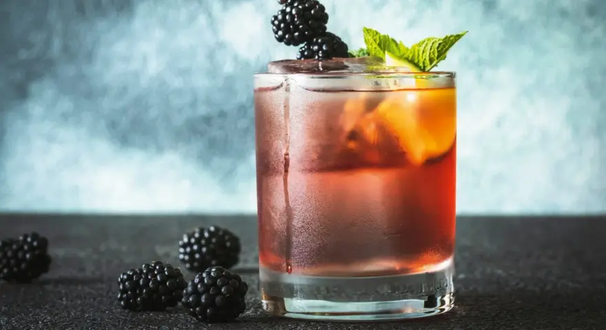 Erfrischender Whisky-Cocktail mit Brombeeren und Minze. Ein tolles Rezept für einen Sommerabend.