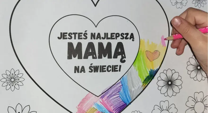 Rysunek dla mamy z napisem "Jesteś najlepszą mamą na świecie!". Dziecko koloruje serce, tworząc tęczowy wzór.