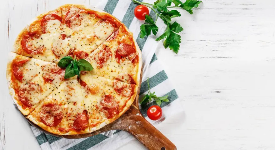 Pyszna pizza bezglutenowa, idealna na szybki obiad. Ten przepis na pizzę bezglutenową zachwyci każdego!