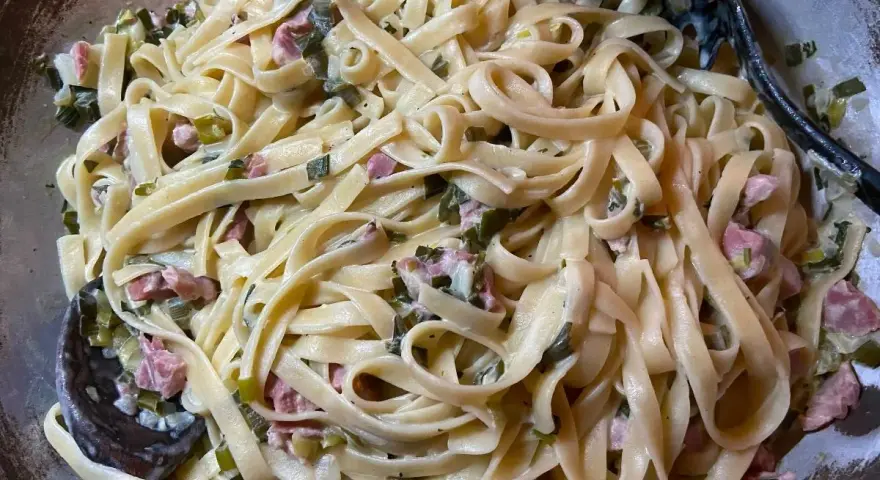 Pappardelle i tagliatelle w kremowym sosie z boczkiem i porem. Pyszne danie, które zachwyci każdego.