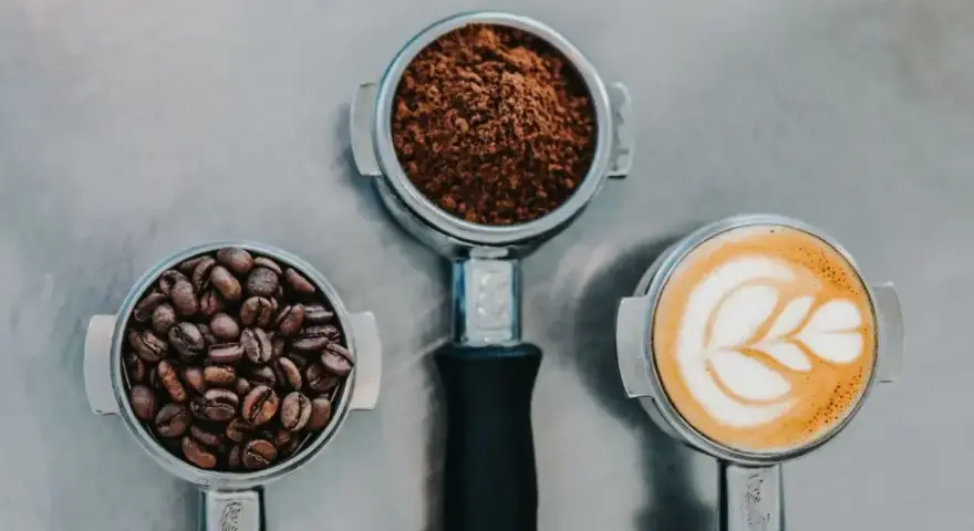 Ziarna kawy, mielona kawa i latte art. Dylemat: kawa z cukrem czy bez?