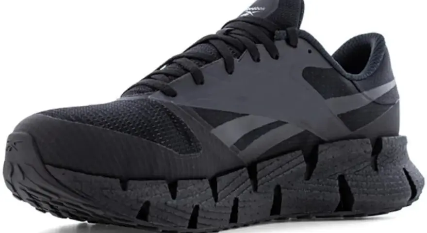 Zapatilla deportiva negra Reebok con suela dentada. La talla Reebok es perfecta para correr.