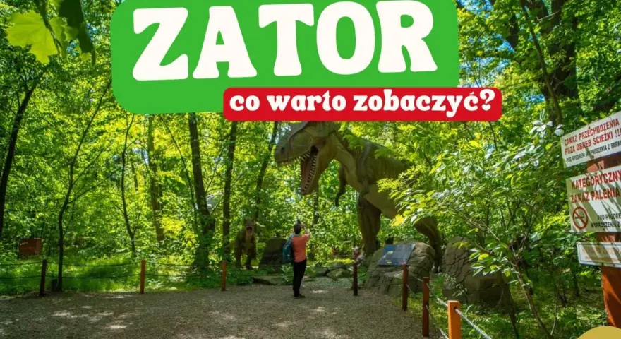 Zator atrakcje: człowiek robi zdjęcie gigantycznemu dinozaurowi w parku. W tle kolejne prehistoryczne zwierzęta i tablice informacyjne.