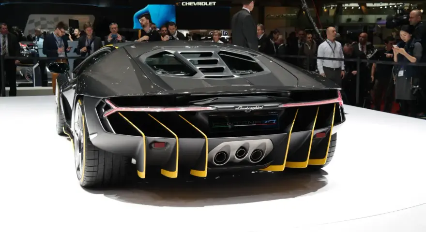 Tył czarnego Lamborghini Centenario z żółtymi akcentami. Zastanawiasz się, ile kosztuje Lamborghini?