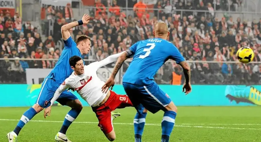 Piłkarze walczą o piłkę na boisku. Zastanawiasz się, ile zarabia Lewandowski na minutę?