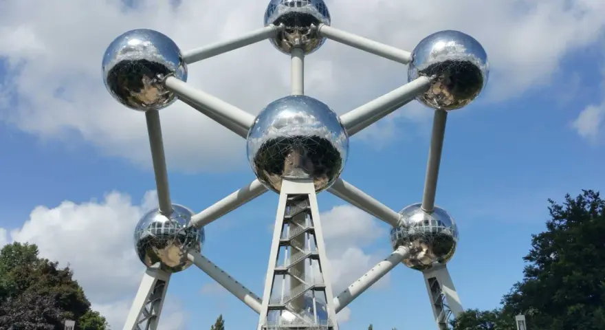 Atomium, symbol Brukseli, lśni w słońcu. To miejsce, gdzie jest Bruksela, przyciąga turystów.
