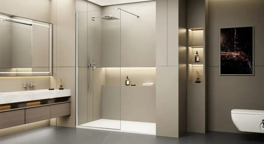 Une douche à l'italienne moderne, spacieuse et épurée, avec une paroi en verre, un pommeau de douche carré et un receveur blanc.