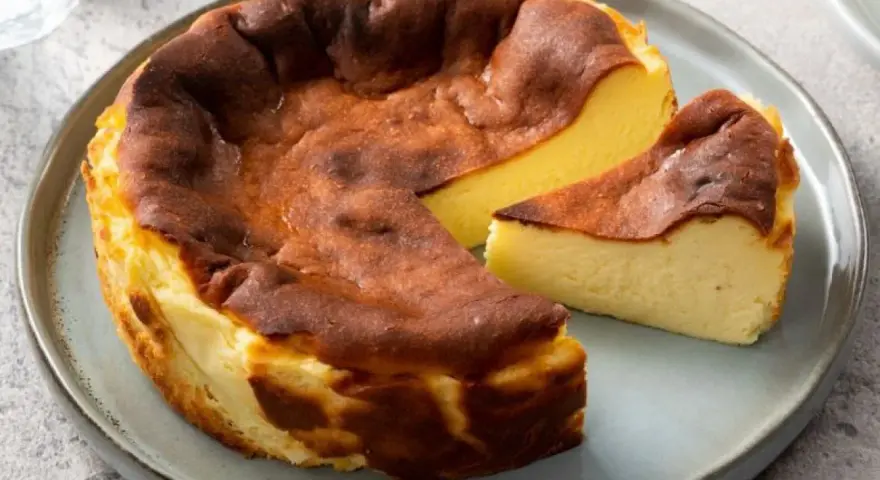 Spękany sernik baskijski, z lekko przypieczoną skórką. Czy to wina temperatury, czy składników?