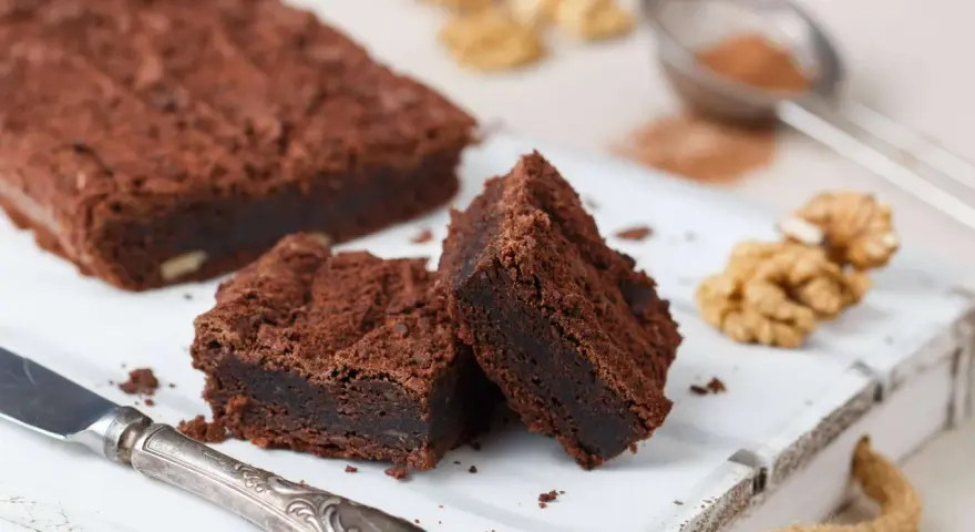 Saftige Brownies, perfekt für ein einfaches brownie rezept. Mit Nüssen und einem Hauch Kakao.
