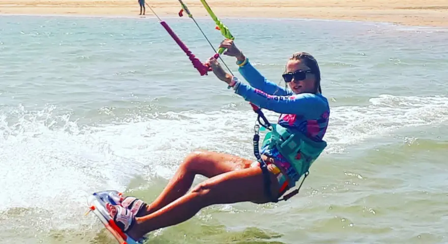 Kitesurfing od zera: Jak zacząć, ile kosztuje i gdzie uczyć?