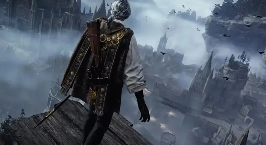 Un cazador de the duskbloods observa una ciudad gótica envuelta en niebla, con cuervos volando sobre las torres.