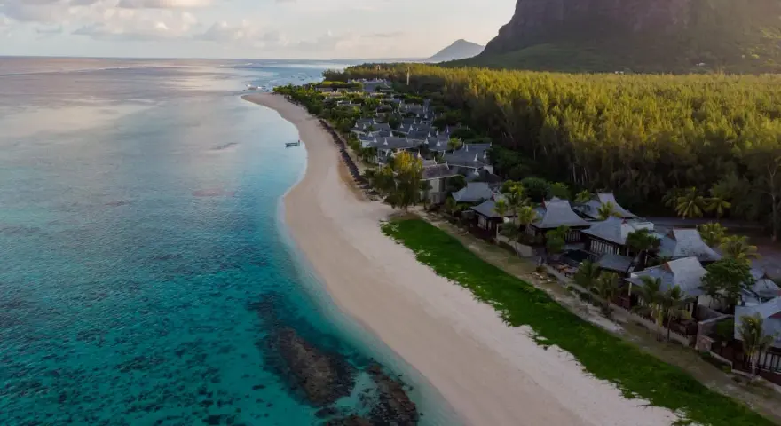 Rajska plaża z turkusową wodą, luksusowe wille i góra Le Morne. Marzysz o podróży? Sprawdź, ile się leci na Mauritius!